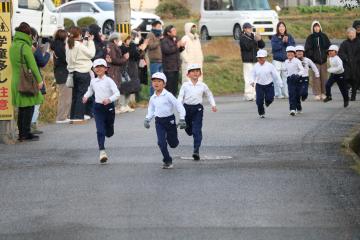1・2年生が外に出て走っている様子