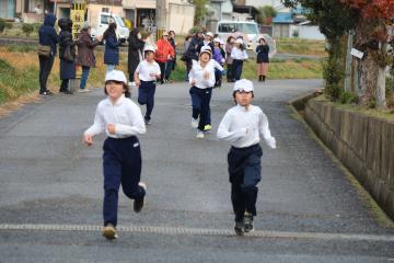 3・4年生が外を走っている様子