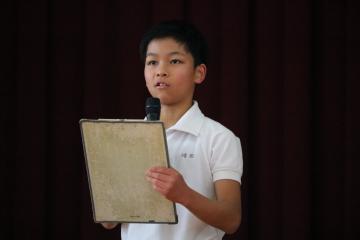 6年生代表が終わりの言葉を言っている様子