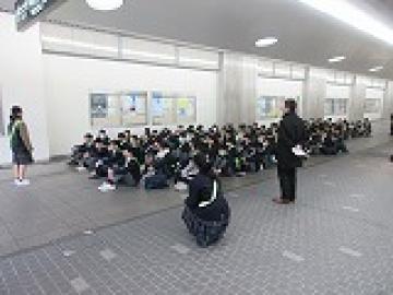 JR姫路駅の連絡通路に集合し出発式を行う様子