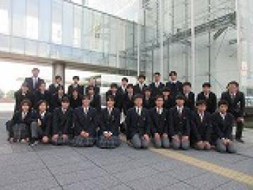 人と防災未来センター前で集合写真を撮る1組の生徒