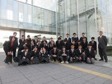 人と防災未来センター前で集合写真を撮る2組の生徒