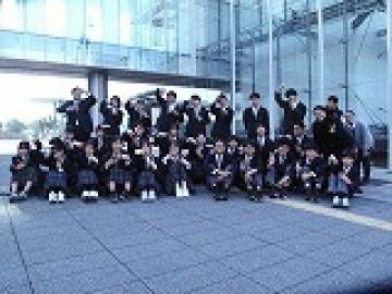 人と防災未来センター前で集合写真を撮る3組の生徒