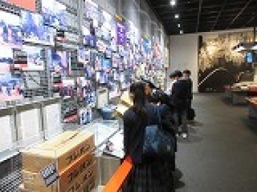 人と防災未来センターで阪神・淡路大震災関連の展示物を見学する生徒たちの様子