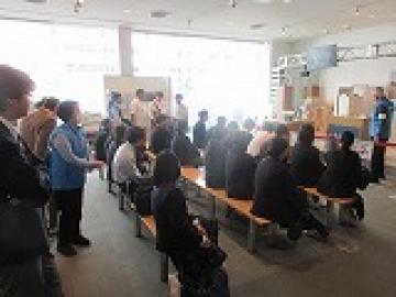 人と防災未来センターで解説ボランティアの方から液状化現象についての解説を聞く生徒たちの様子