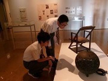 兵庫県立美術館を見学する生徒の様子