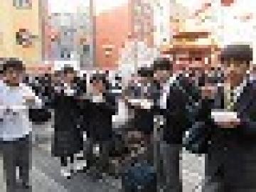 南京町で昼食を食べる生徒たちの様子