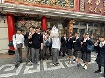 南京町を散策する生徒たちの様子