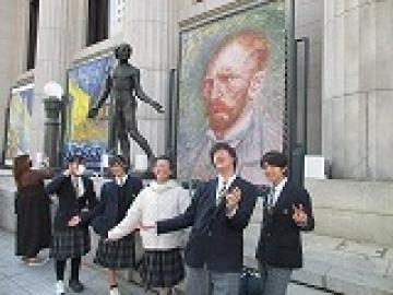 神戸市立博物館前でポーズをとる生徒たちの様子