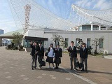 神戸海洋博物館前で集合した生徒たちの様子