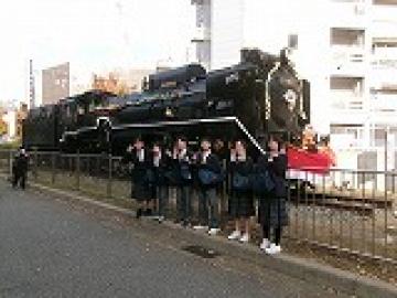 神戸駅のSLの前に集合する生徒たちの様子