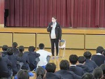 生徒たちの前でお別れのメッセージを述べる、産休に入られる先生の様子