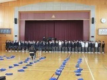 体育館で先生に学年合唱を披露する2年生の生徒の様子