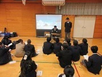 姫路名物の練り物についての発表を行う、中学2年生の生徒の様子