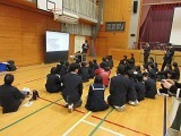 姫路名物の麺類についての発表を行う、中学2年生の生徒の様子