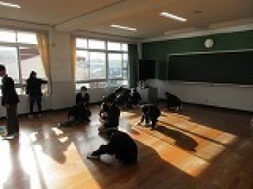 教室の窓や床を入念に磨く生徒たちの様子