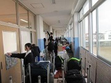 廊下に運び出された教室の机やイスなど