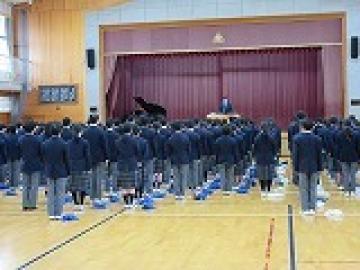 体育館で校長先生のお話を聞く生徒の様子