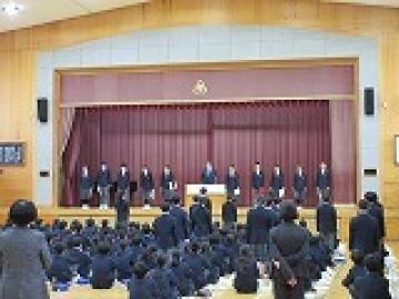 体育館で表彰を受ける生徒たちの様子