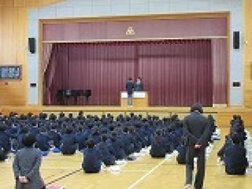 体育館でのALTの離任式で、英語でメッセージを贈る生徒代表の様子