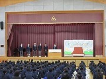 体育館で取り組みを伝える生徒会執行部の様子