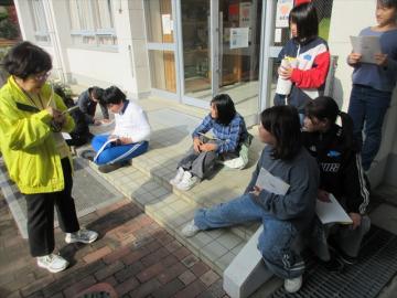 校舎内で実際にフィールドワークする5年生の児童たちの様子