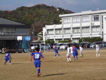 サッカーで活躍する1年生の様子