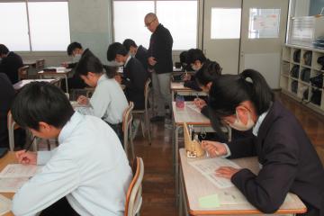 7年生がワークシートに記入している様子