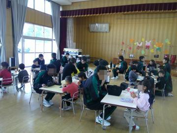 高校生とペアになって昼食をとっている様子。