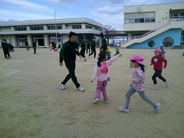 鬼ごっこをしている様子