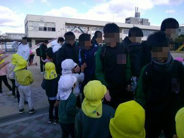 お別れの握手やタッチをしている様子