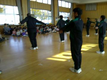 高校生のラジオ体操を見せてもらっている様子