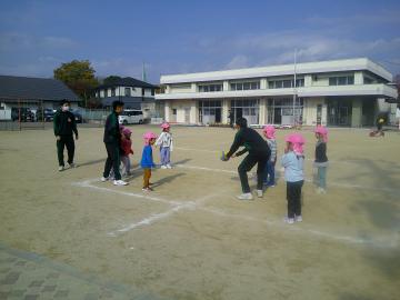 高校生とドッジボールをしている様子