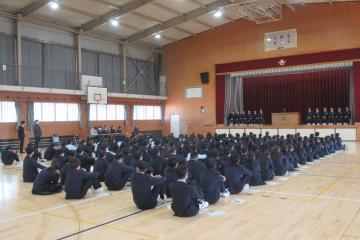 体育館内で立会演説会に参加する生徒たちの様子