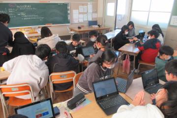 教室内で6年生が端末を使い、ゲームをプログラムしている様子