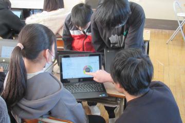 教室内で端末を操作して児童が作ったゲームに挑戦する先生の様子