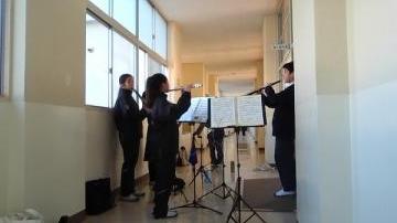 廊下で練習する生徒たち