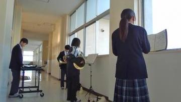 4階廊下で練習する生徒たち