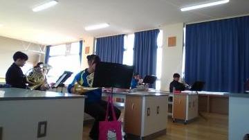 被服室で練習をする生徒