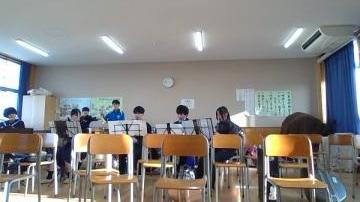 音楽室で練習する生徒たち