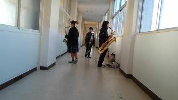 4階廊下で練習する生徒