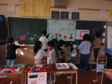 教室内であきいっぱいランドの活動準備をする児童たちの様子