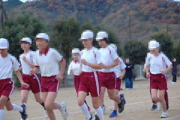 校庭でスタートした直後の児童たちの様子