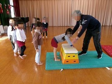 4歳児が跳び箱をしている写真