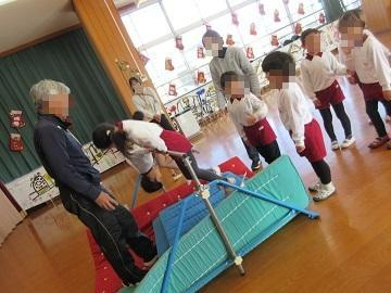 5歳児が鉄棒をしている写真