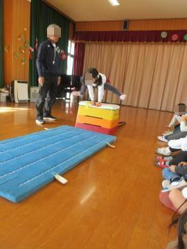 5歳児が跳び箱をしている写真