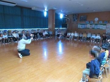 キャンドルを見て園長先生の話を聞いている様子