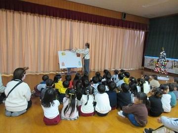 クリスマスのパネルシアターを見ている写真