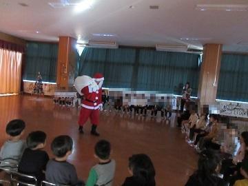 サンタさんが来てくれて喜んでいる写真