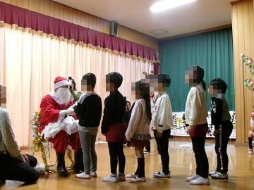 サンタさんにプレゼントをもらっている写真